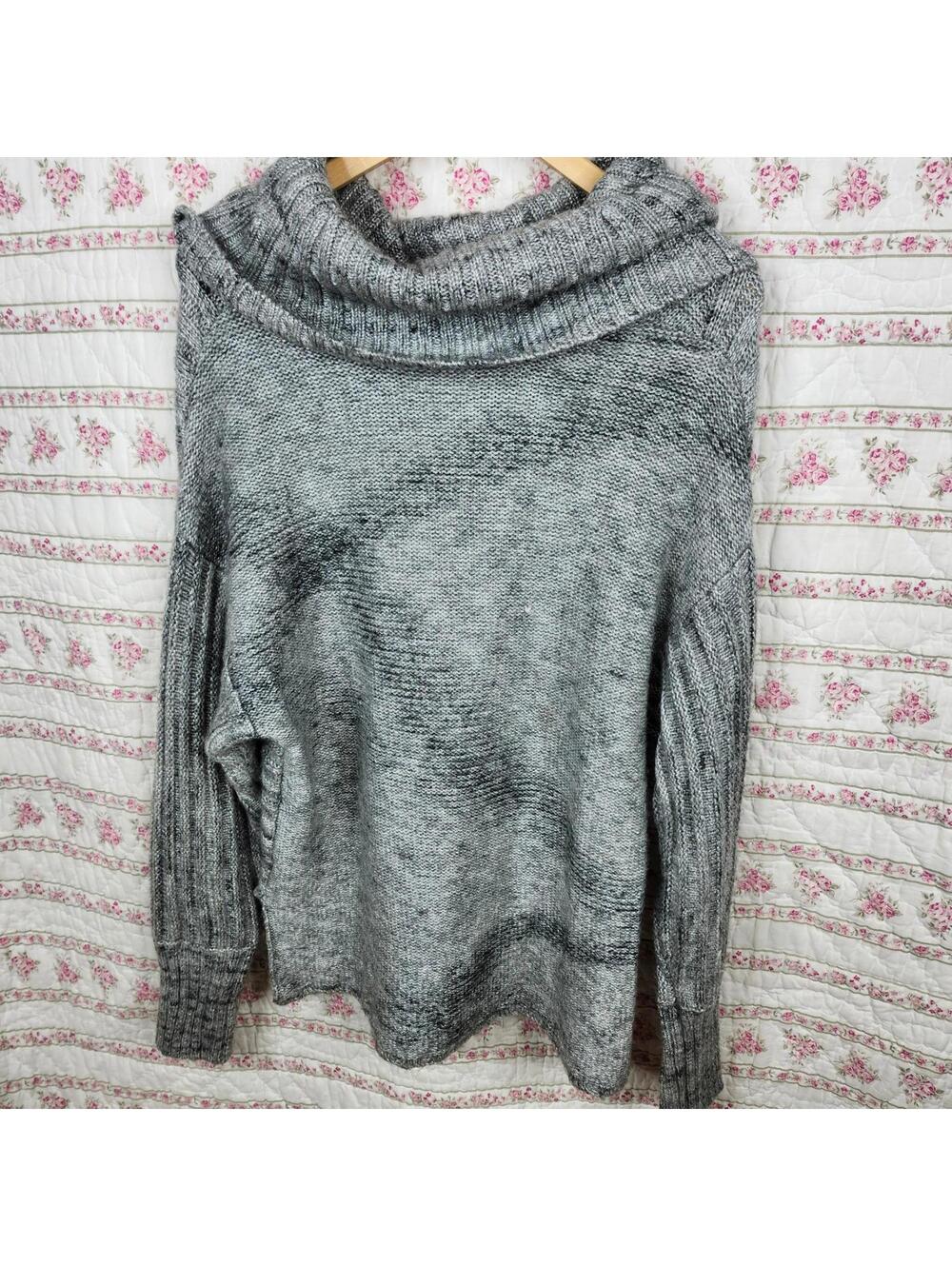 Hinge Women's Gray Knit Sweater Medium Designed in Seattle Medium